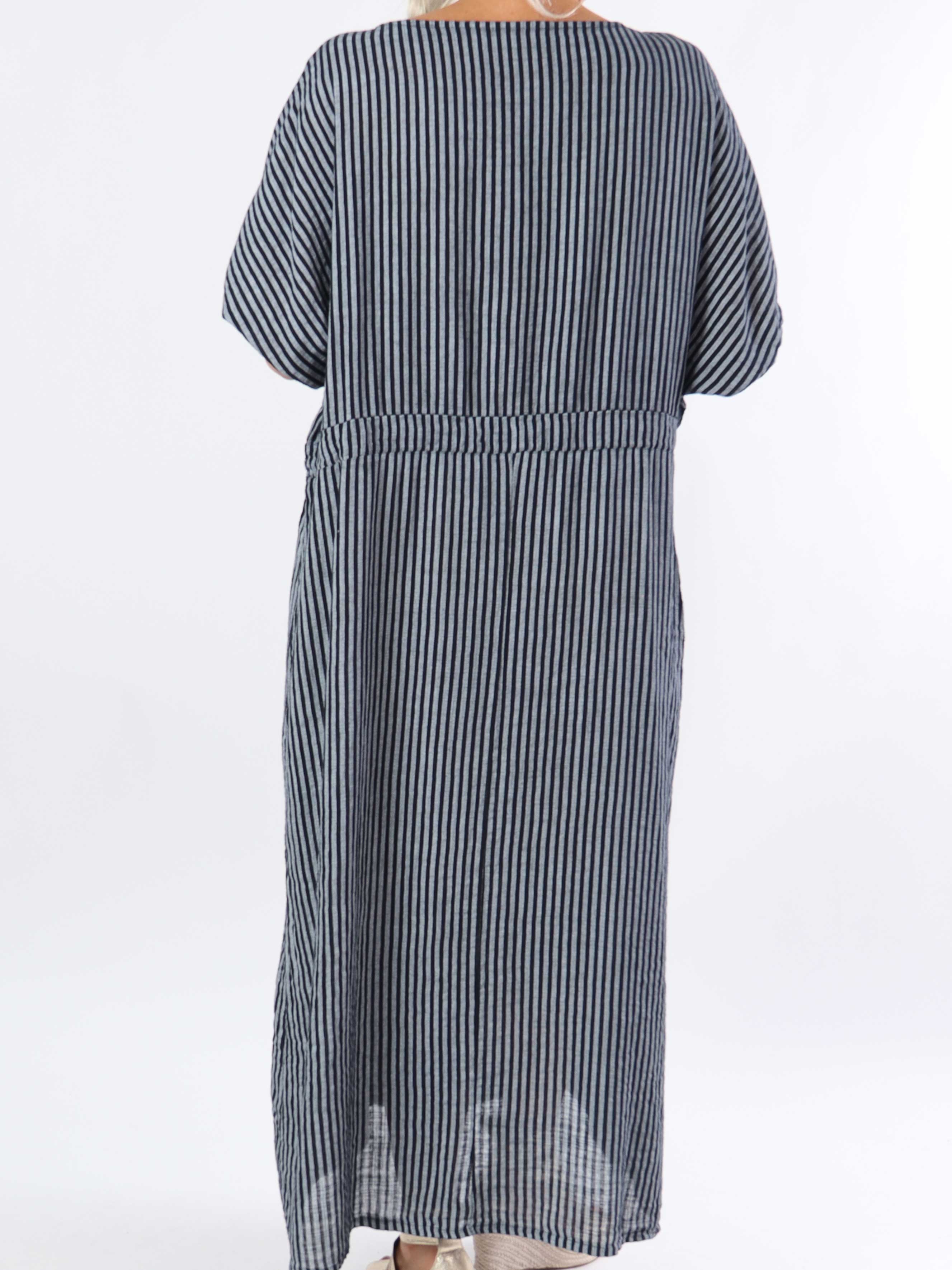 Ellie - Lang plus size kjole med striber og bindebånd